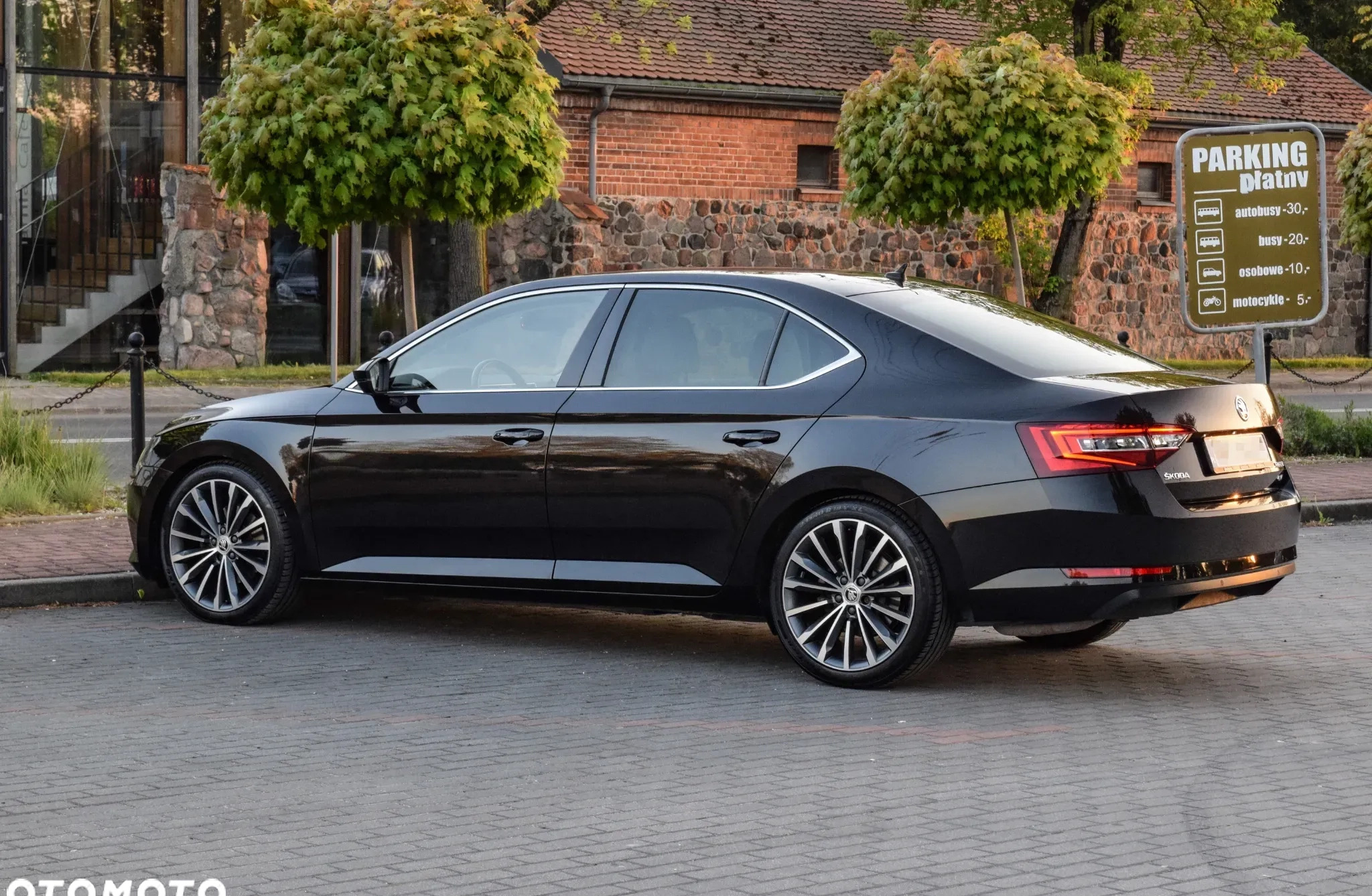 Skoda Superb cena 84900 przebieg: 200000, rok produkcji 2018 z Sochaczew małe 742